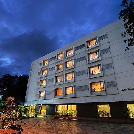 Hotel Woodland Pune Exteriör bild
